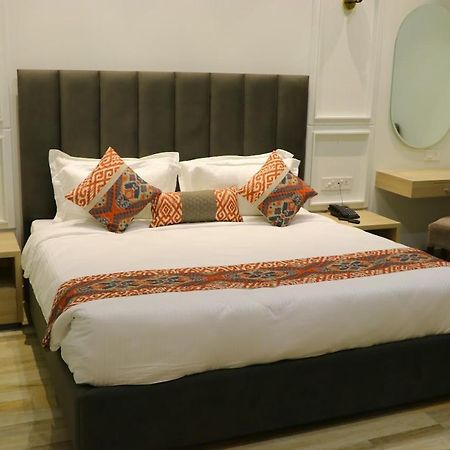 Elegance Regency Hotell Khanna  Exteriör bild