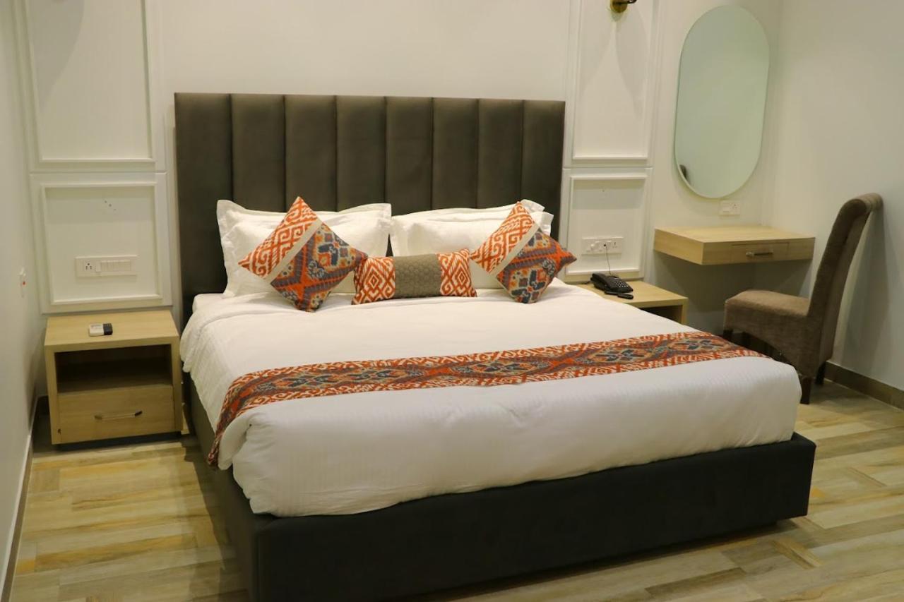 Elegance Regency Hotell Khanna  Exteriör bild