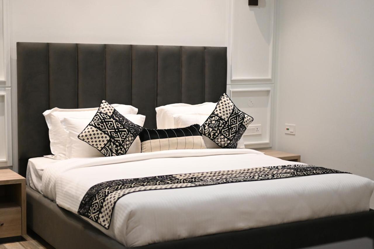 Elegance Regency Hotell Khanna  Exteriör bild