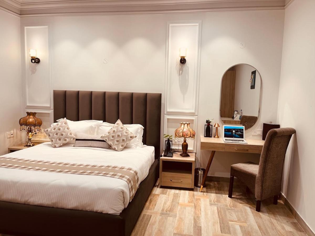 Elegance Regency Hotell Khanna  Exteriör bild